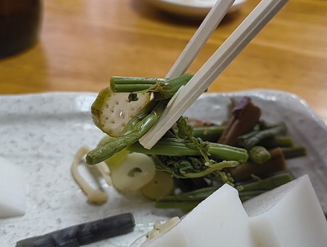 山菜を食べる