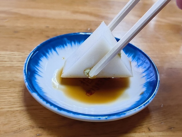 板わさを食べる