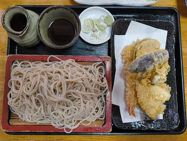 夫婦揃って『柏屋』の「ほろ酔いセット」でランチ。「ビール」は「アサヒスーパードライ」の大瓶（633＝大人の義務教育）で、「板わさ」と「山菜」で楽しみ、最後は「天ちら」と「もりそば」で「天せいろ」だ。勿論、うまかったのだよ（笑）。（きそば 柏屋：足立区千住）
