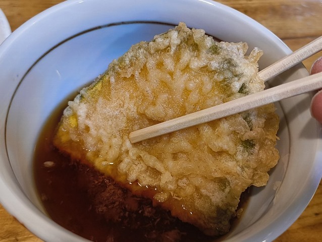 かぼちゃの天ぷらを食べる