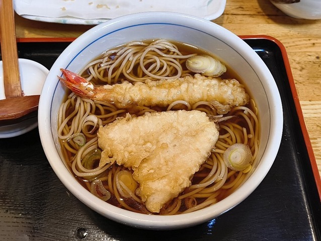 残しておいた海老天とキス天で天ぷらそばを気取ってみる