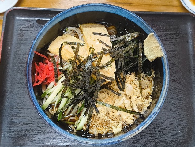 家人のオーダーした冷したぬきそば