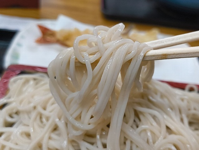 もりそばを手繰る