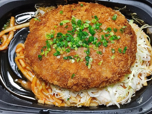 焼きナポリタンとビーフチーズＩＮメンチかつ