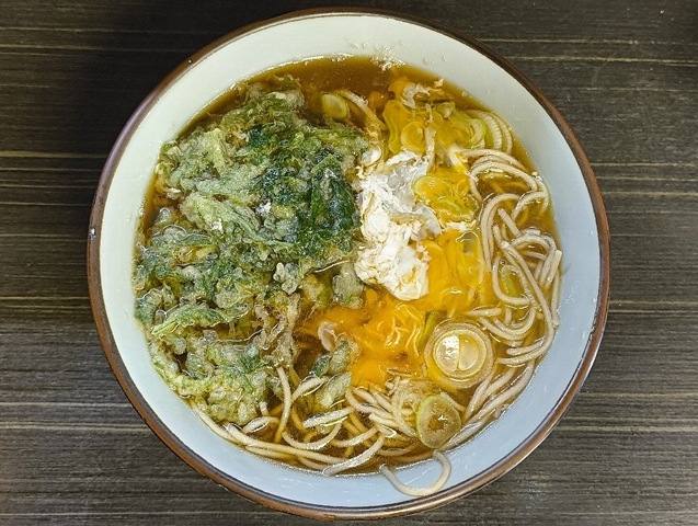 春菊天の緑とたまごの黄色の対比を楽しむのである