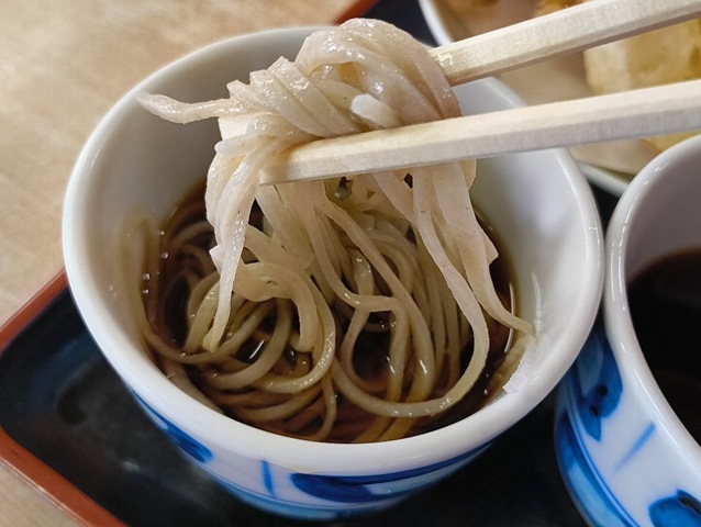 蕎麦を手繰る