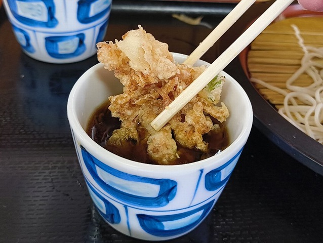 桜えび天を食べる