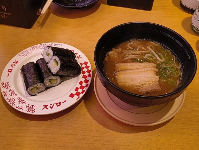 「スシロー」で「神戸・丸髙中華そば」監修の「和歌山 豚骨しょうゆラーメン」を食べる。まあ「ラーメン」とは云え、ここ「スシロー」のそれは「ラーメン」のようなものなのだが、 それでも出てきた「和歌山 豚骨しょうゆラーメン」は正しく「和歌山 醤油ラーメン」なのだよ（笑）。勿論、うまいのだ（笑）。（スシロー 浅草吾妻橋店：墨田区吾妻橋１丁目）