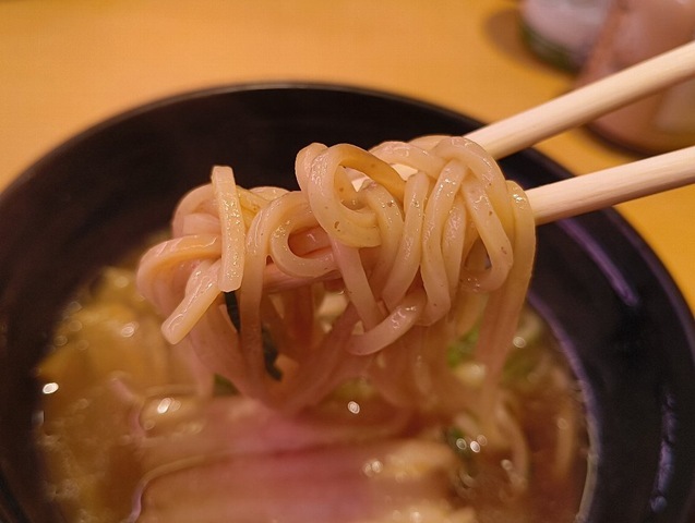 麺を手繰る
