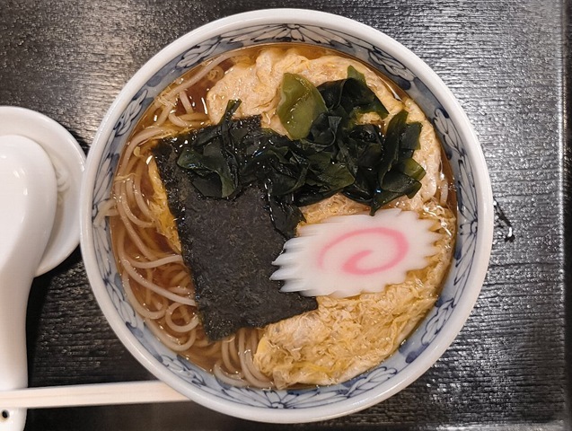 「琴富貴」の「玉子とじそば」でランチ。この「蕎麦」は極めてシンプルな「蕎麦」だ。料理してあるのはふわふわの「玉子」だけなのであり、 その上に「はなる」と「海苔」と「わかめ」だけが「有る」というわかりやすさ。勿論うまかったのだけどね（笑）。（琴富貴：墨田区吾妻橋1）