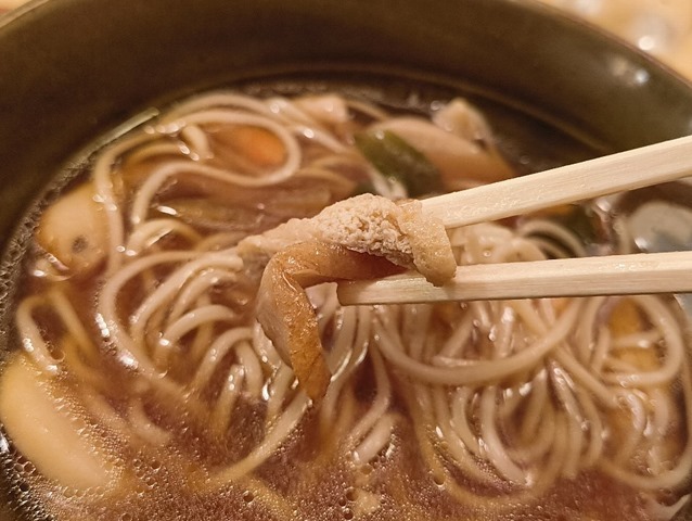 油揚げを食べる