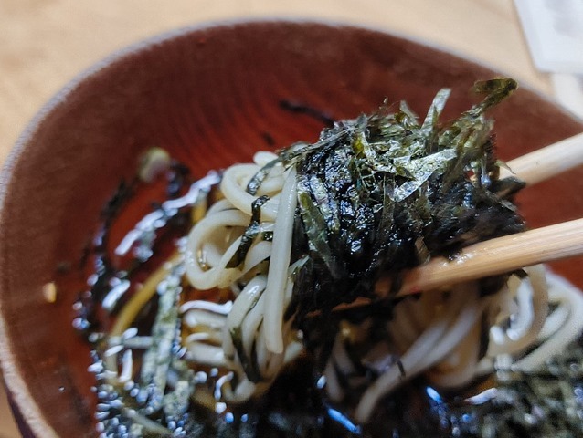 こんとびとへぎそばを手繰る