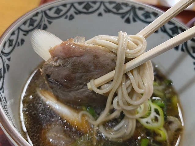 鴨肉の一片と一緒にすすってやる