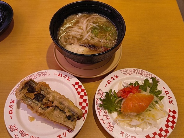 「スシロー」の「濃厚 鯖節ラーメン」と「北海道産さんまの天ぷらにぎり」と「サーモンのサラダ寿司」でランチ。いや、今日の組合せは、偶然とは云え良い組合せだったのだ。うまかったのだよ（笑）。（スシロー浅草吾妻橋店：墨田区吾妻橋1丁目）