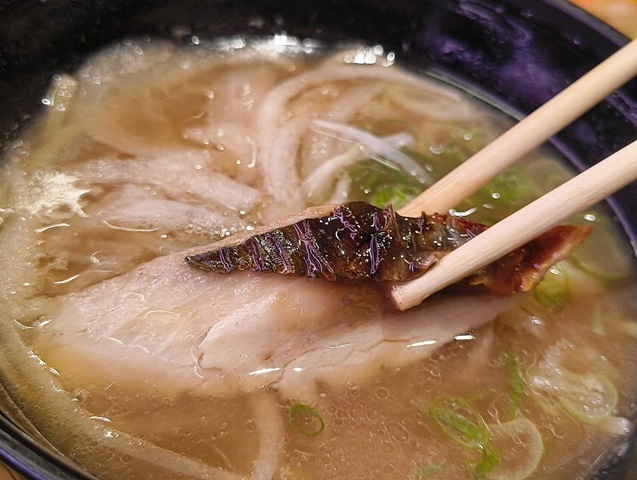 鯖が切り身で入っている、それにたまねぎのスライスが花を添える