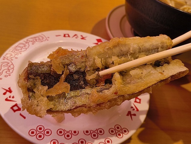 北海道産さんまの天ぷらにぎりを食べる