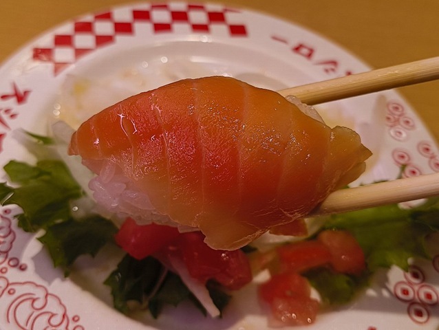 サーモンのサラダ寿司を食べる