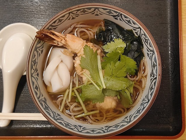 『琴富貴』の「天ぷらそば」（並）でランチ。 いつも云っていることだが「天ぷらそば」の醍醐味は、衣がフニャフニャになったその刹那にある。勿論、うまいのだよ（笑）。（琴富貴：墨田区吾妻橋1）