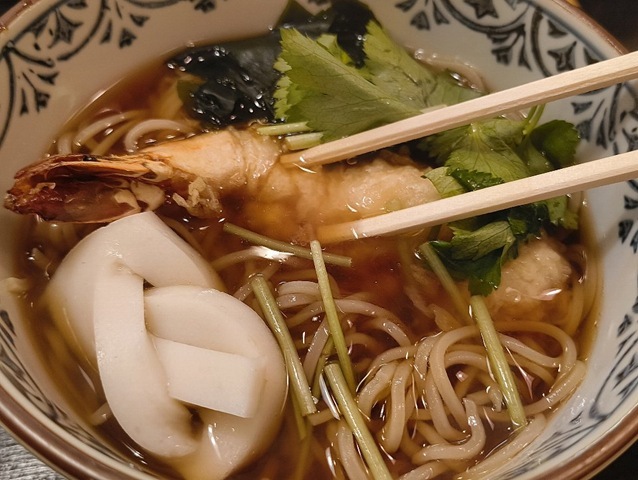 汁の中に海老天を沈める