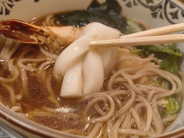 かまぼこも食べる