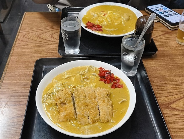 カツカレー（ご飯半分）とライスカレー