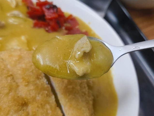 カレーを食べる