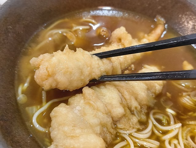 ぷくぷくになった海老天を食べる