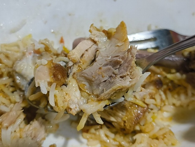 鶏肉を食べる