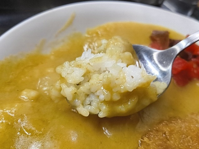 ライスカレーを食べる