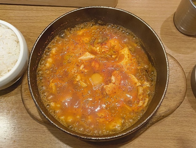 煮沸するスンドゥブチゲ