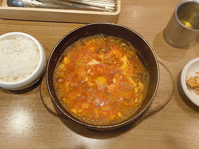 「妻家房キッチン」の煮沸する「スンドゥブチゲ」でランチにしたのだが、本当は「ご飯」をぶちこんで食べればあたしは幸せなのに、生憎の持病（糖尿病）がそうはさせないのである。 しかし最後に少しだけ食べた「ご飯」と「スンドゥプチゲ」の「ハイブリッド」。勿論、うまかったのだよ（笑）。（妻家房 松屋浅草店：花川戸一丁目）