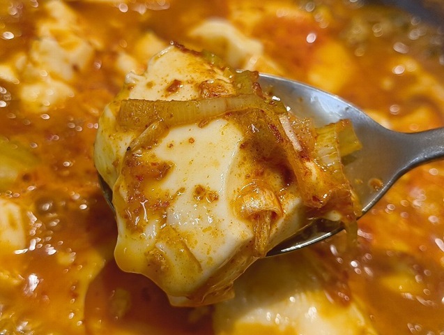 まずは豆腐を食べる