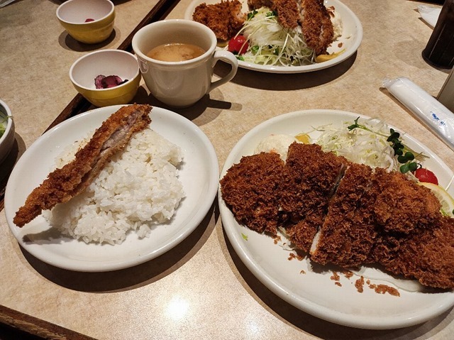 銘柄豚とんかつ定食とビッグチキンカツ定食