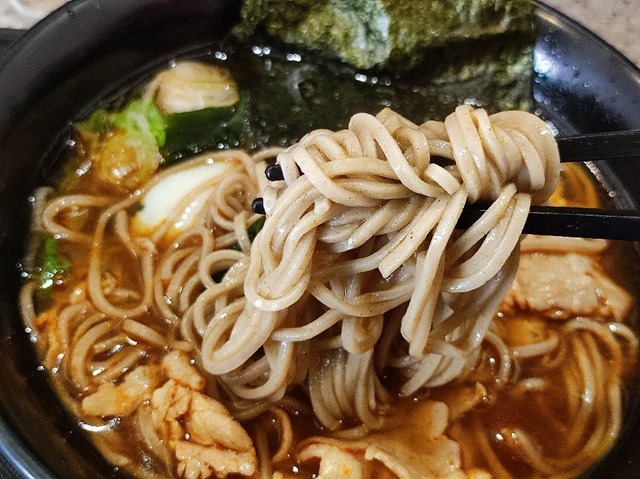 蕎麦を手繰る