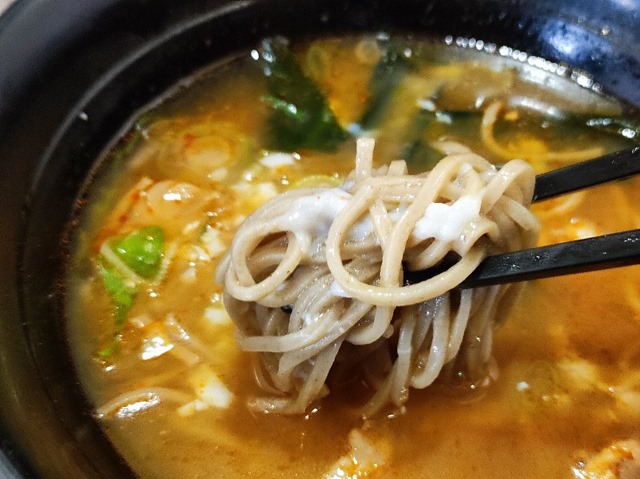 黄味＋辛味スパイスの蕎麦を手繰る