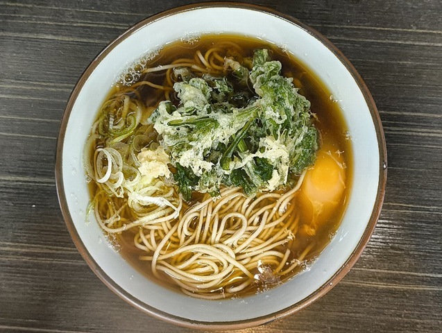 浅草地下街で食べる至高のランチ。『文殊 浅草店』の「春菊天そば」と「生たまご」を手繰る。ただし、いつもと違い、ちょっとたまごが綺麗過ぎた。月にうっすらと雲がかかるという、あの粋な仕草を見ることができなかったのだよ。でも、うまいのには変わりはないのだよな（笑）。（文殊 浅草店：浅草一丁目：浅草地下街）