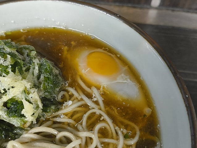 たまごの白身が漸く白く濁ってくる