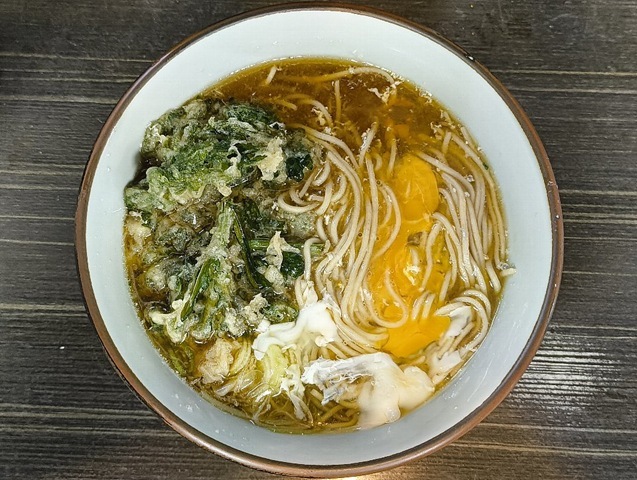 春菊の「緑」とたまごの「黄」の見事なコントラスト