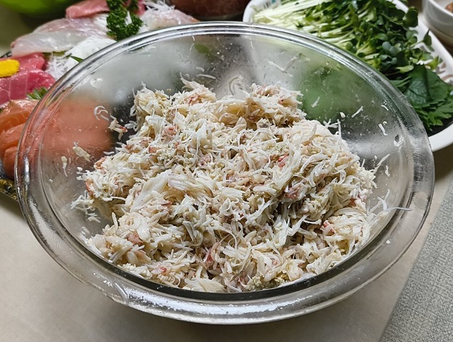 身をほぐし、蟹味噌とあわせてボウルに入れておく