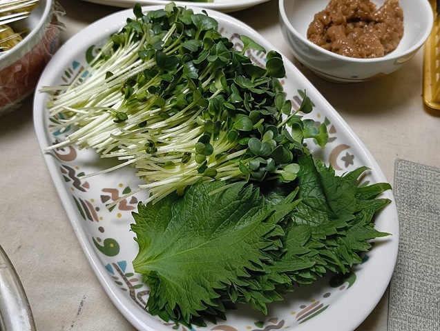 大葉と貝割れ大根そして梅肉