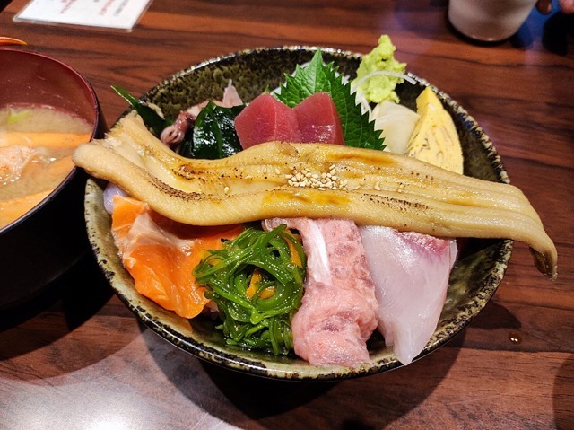 煮穴子一本のせ海鮮丼