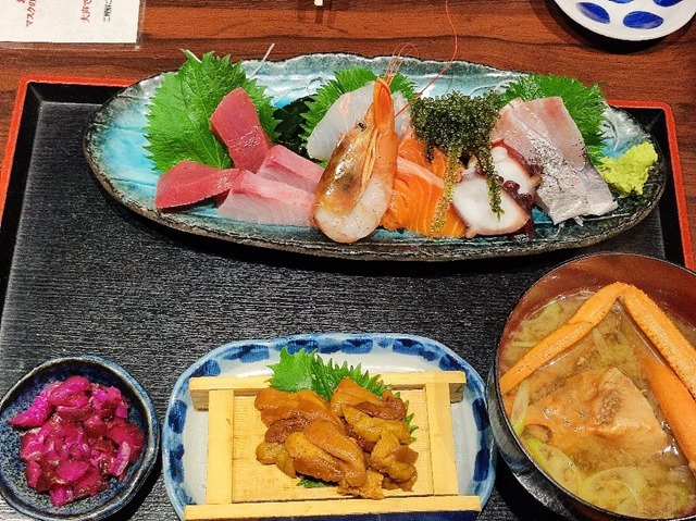 箱うに付日替り刺身定食（ご飯無し）