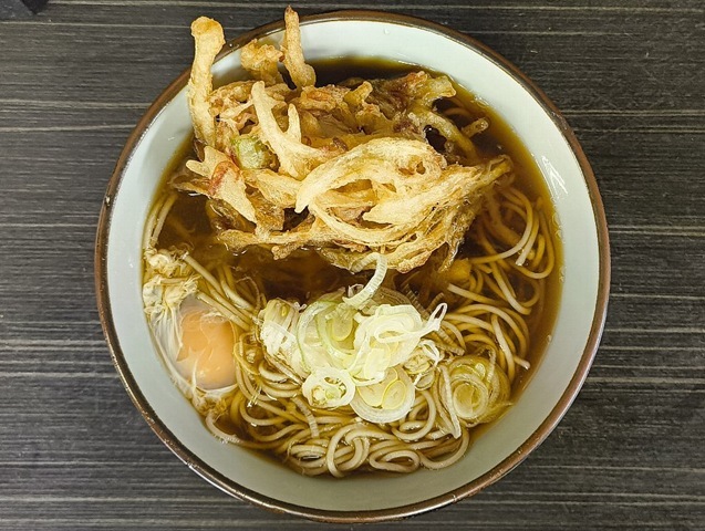 「文殊」の「かき揚げそば」でランチだ。浅草の「文殊」で食べる「蕎麦」というと、どちらかと云うと塩っぱい濃い味のものが思い浮かぶものだが、今日の「汁」は（腎臓をいたわって「汁」を残す）あたしには丁度いいかなと思わせる。あたしにはうまかったのだよ（笑）。（文殊浅草店：浅草一丁目：浅草地下街）