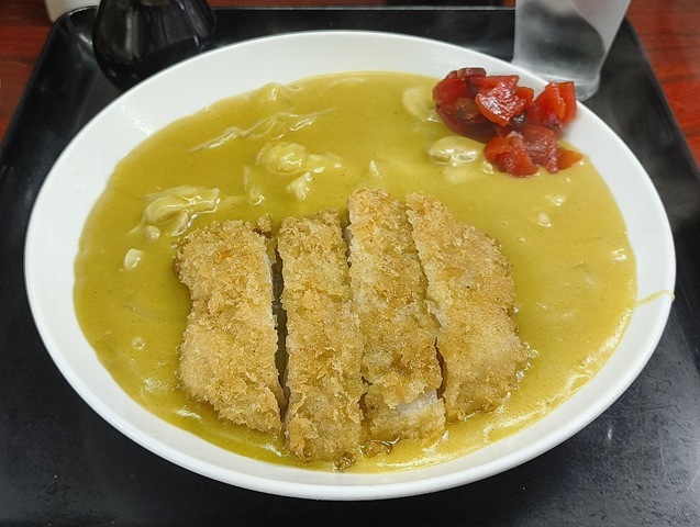 世界一うまい蕎麦屋のカツカレー（ご飯半分）