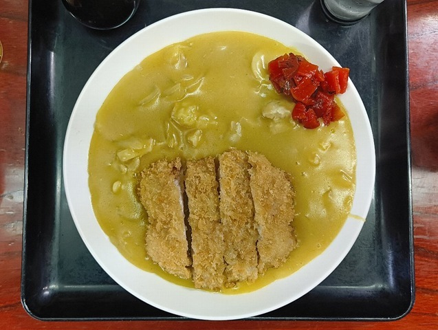 『東嶋屋』で「世界一うまい蕎麦屋のカツカレー（ご飯半分）」と「おしんこ盛り合わせ」とビールでランチ。このカレー、ほんのりとカレーの風味を感じ、そしてトロミ加減と塩加減が抜群なのだ。 正に塩味、あーこの味だよな、と一ヶ月振りの再会を喜ぶのだ。勿論、うまかったのだよ （笑）。（東嶋屋：竜泉一丁目）
