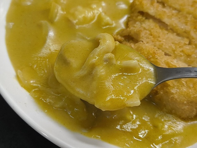 カレーソースを食べる