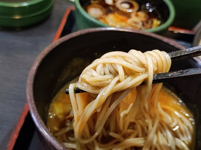 カレーつけ汁で手繰る