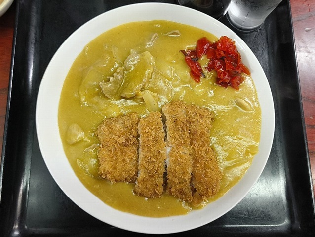 「東嶋屋」で「カツカレー」でランチ。真っ黄色な「カツカレー」（ご飯半分）と「おしんこ盛り合わせ」とビールで一杯やったのだが、いつ食べても「東嶋屋」の「カツカレー」は別次元のうまさだな、と思うのだ。最高だったのだよ（笑）。（東嶋屋：竜泉一丁目）