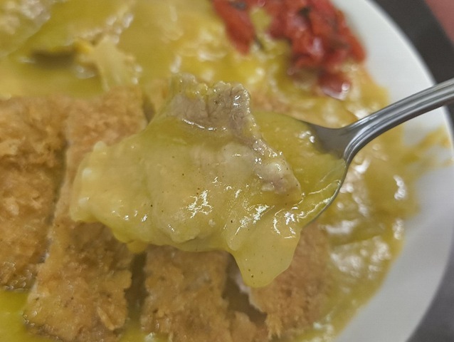 豚肉と玉ねぎもフツーに入っている
