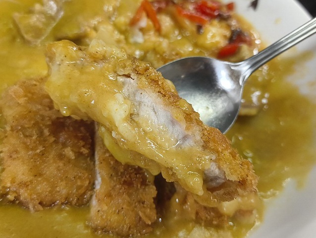 カツを食べる